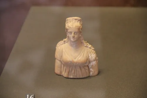 ルーヴル美術館の古代ギリシャ展示室に置かれた胸像
