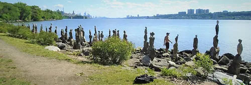 公園に置かれた「シーシュポスの石」