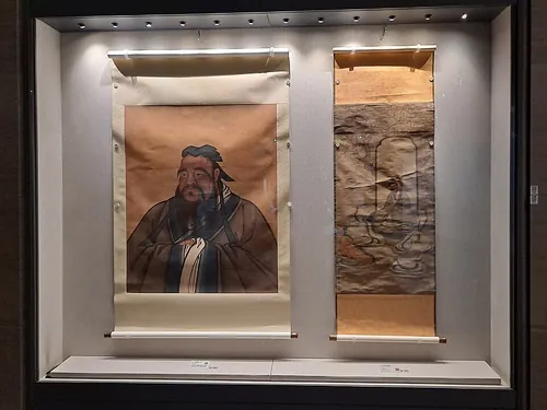 孔子博物館に展示された肖像画