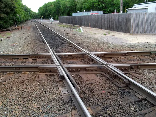 2本の線路が交差する鉄道の分岐